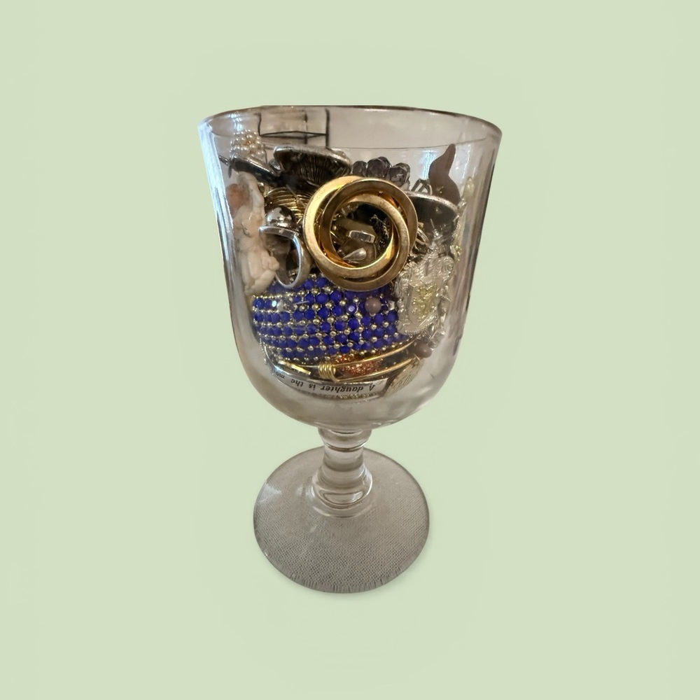 JEWELRY in jar all in excellent wearable condition
Brooch 
Necklace 
Rings - Picture 3 of 10